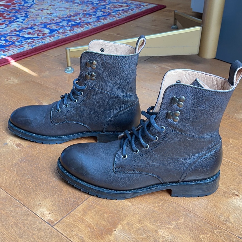 Fluevog Blake size W10 or M8 (fit like a size M9)